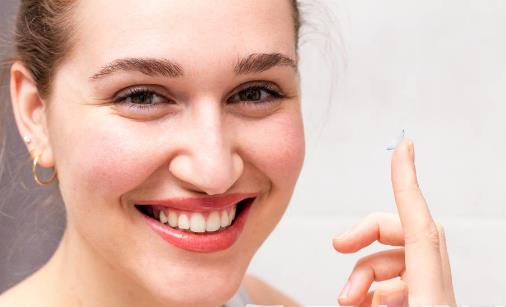 眼霜和眼部精華的區別是什么 為什么用眼霜會長脂肪粒