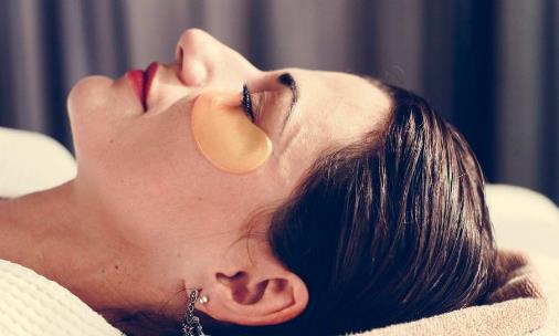 眼部的肌膚非常嬌嫩,因此也需要額外地特殊保養,不及時