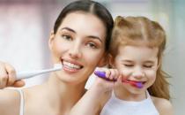 早起不刷牙就喝水長久會得口臭 有關刷牙的誤區