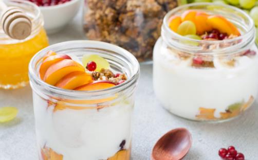 很多人都喜歡喝酸奶,含在嘴里酸酸甜甜。在日常生活中,