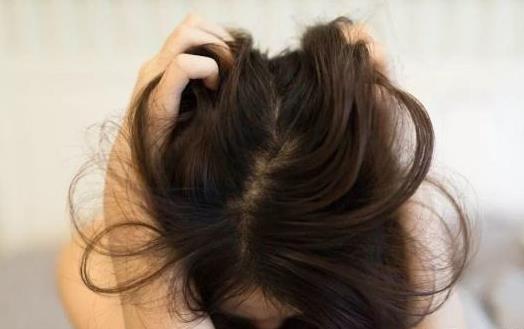 中年人的頭發(fā)會(huì)掉會(huì)變白的原因 做好預(yù)防遠(yuǎn)離這些困擾