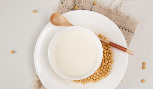 女人每天喝豆?jié){對(duì)身體的好處 有4類人不適宜喝豆?jié){