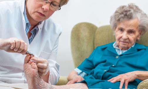 老年人的養生方法 手指梳頭可以促進血液的循環