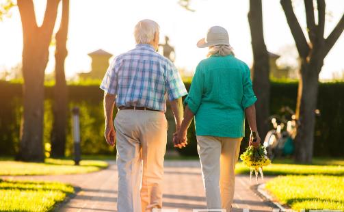 老年人的養生方法 手指梳頭可以促進血液的循環