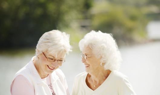 老年人的養生方法 手指梳頭可以促進血液的循環