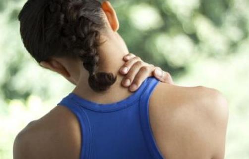 引發(fā)肩疼的四個習(xí)慣 辦公室里巧妙預(yù)防肩周炎