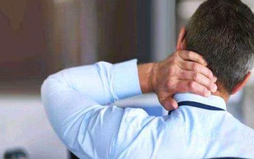 引發(fā)肩疼的四個習(xí)慣 辦公室里巧妙預(yù)防肩周炎