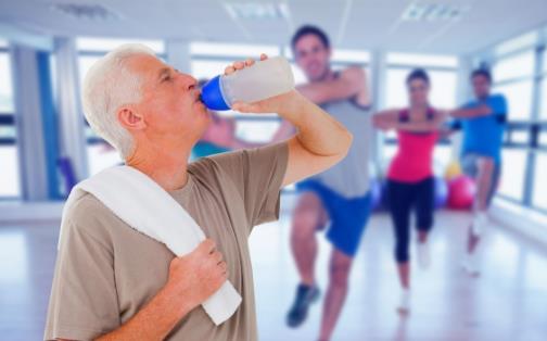 老人睡覺前喝水好不好?