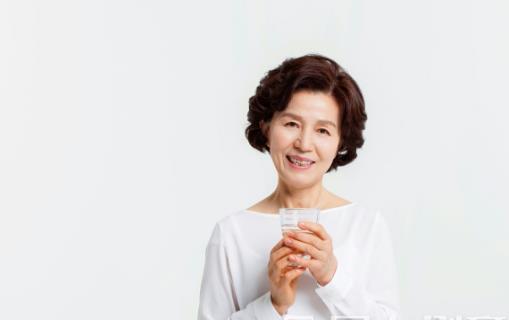 老人最關心養(yǎng)生問題 晨起后這樣做還能延壽