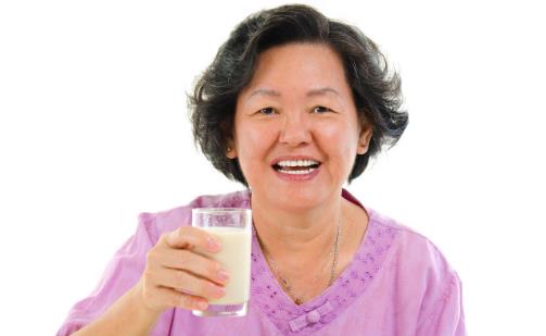 老人多喝牛奶好 可能你不是適合的老人群體