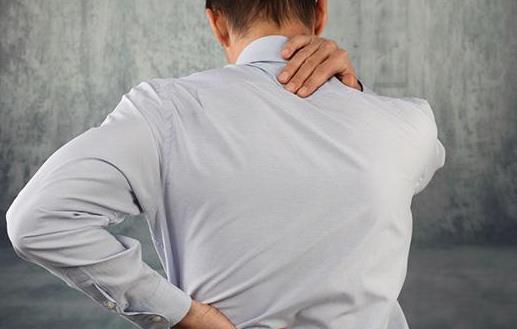 背痛突然襲擊辦公室白領 記著給自己買個腰枕