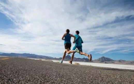 背痛突然襲擊辦公室白領 記著給自己買個腰枕