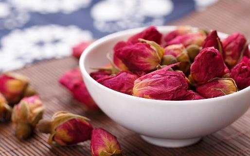 情緒性失眠頻繁在年輕人中發生 失眠喝玫瑰花茶