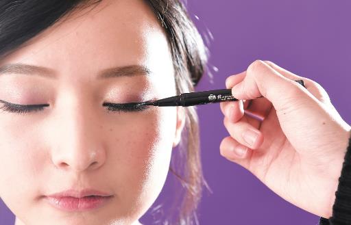 派對(duì)貓眼妝的妝容要點(diǎn) 4種畫(huà)法演繹不同風(fēng)情