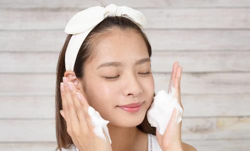 鹽水洗臉7大好處要知道 鹽水護膚宜在洗臉后進行