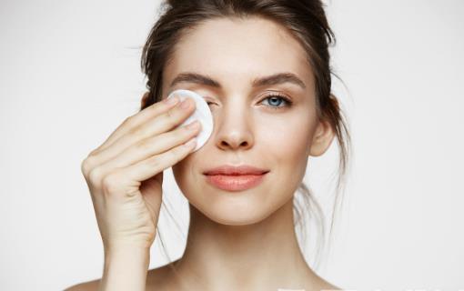 鹽水洗臉7大好處要知道 鹽水護膚宜在洗臉后進行