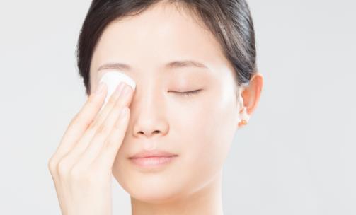 眼部卸妝油的使用指南 卸妝品在臉上不宜久留