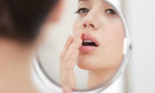 快來get唇部護理3不要法則 遠離護唇六大護理誤區