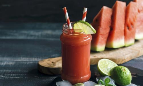 專家教你區(qū)分真假果汁 勾兌果汁易對肝腎造成傷害