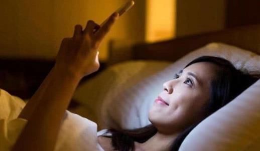 長期熬夜玩手機 當心8大危害