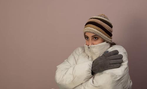 女性冬季手腳冰涼,是氣血不足還是體虛?這是女性對寒冷