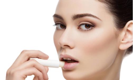 嘴唇干燥脫皮怎么辦 推薦幾個護(hù)理方法