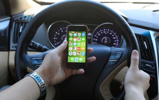 關燈玩手機的危害 出現3種癥狀要馬上放下手機