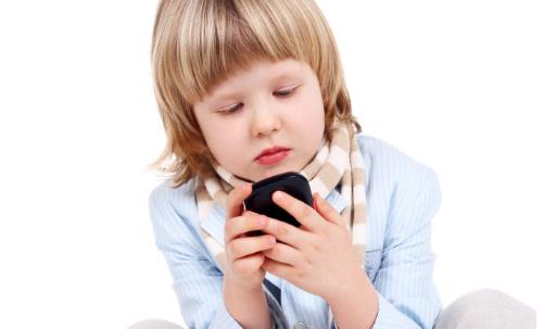 關燈玩手機的危害 出現3種癥狀要馬上放下手機