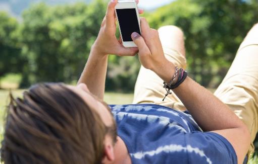 關燈玩手機的危害 出現3種癥狀要馬上放下手機