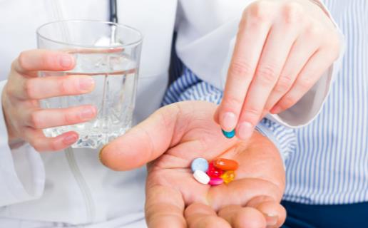 服藥半個小時內不要運動 吃這些藥千萬別碰酒