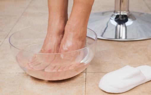 睡前燙腳有助于老人的身體健康 老人冬季養生要防寒