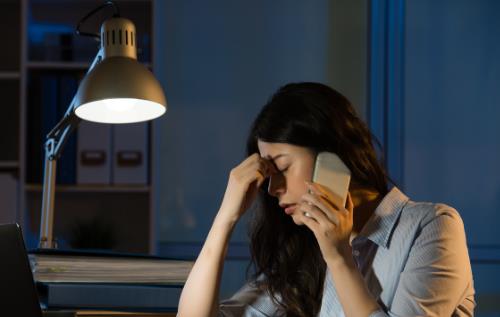 如何降低夜貓”晚睡傷害 熬夜應多食維生素高的蔬果