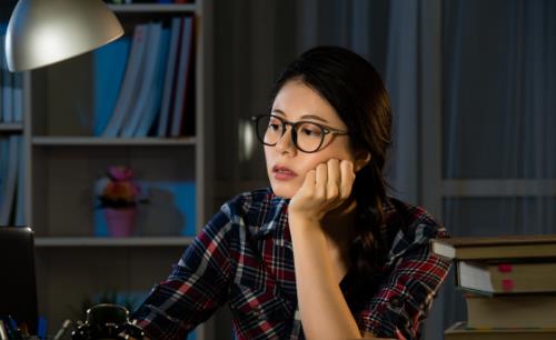 如何降低夜貓”晚睡傷害 熬夜應多食維生素高的蔬果