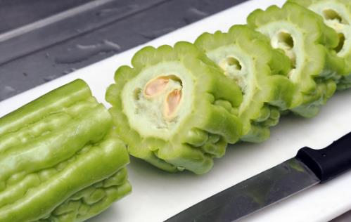 常飲苦瓜汁養顏嫩膚降血糖 苦瓜減肥三部曲分享