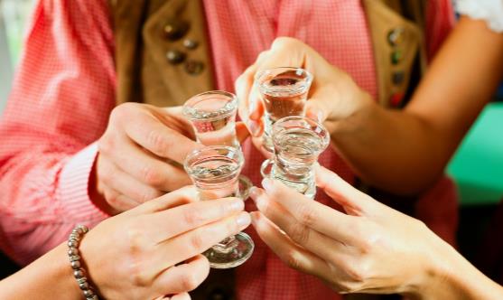 喝酒時傷肝又傷胃的飲食揭秘 喝酒的各種不宜事項