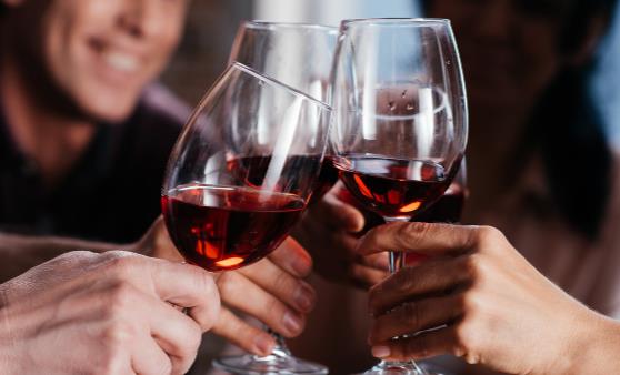 喝酒時傷肝又傷胃的飲食揭秘 喝酒的各種不宜事項