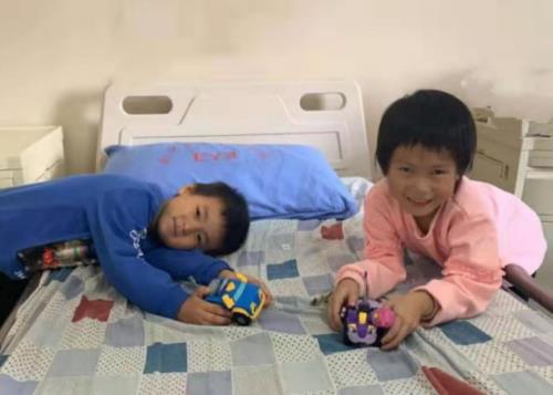 孩子看東西瞇眼、歪頭就是近視?可能是先天性白內障在搞鬼