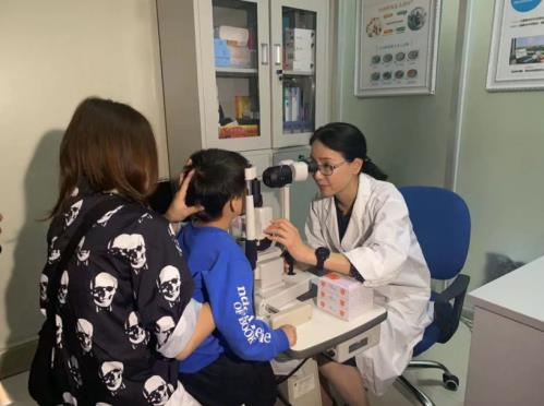 孩子看東西瞇眼、歪頭就是近視?可能是先天性白內障在搞鬼