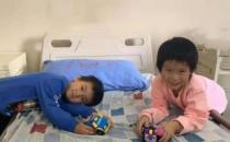 孩子看東西瞇眼、歪頭就是近視？可能是先天性白內(nèi)障在搞鬼