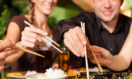 大吃大喝會造成的后果嚴重 生活中要養成健康的飲食習慣