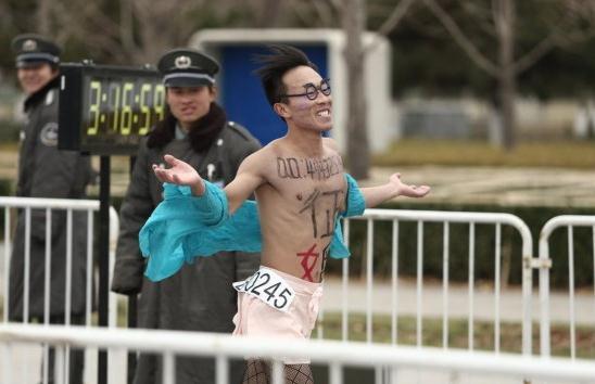 黑絲男子赤裸參加北京馬拉松，胸前寫QQ號欲征婚