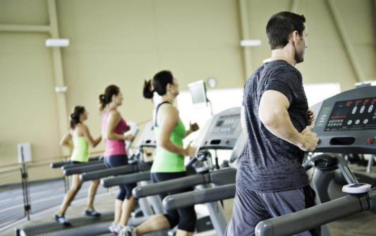 利用跑步機進行減肥 避免跑步機跑步傷膝蓋的方法 