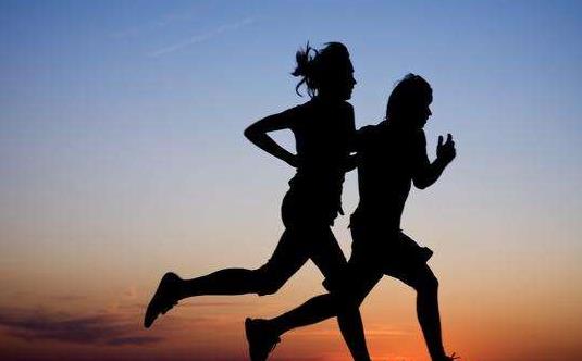 利用跑步機進行減肥 避免跑步機跑步傷膝蓋的方法 