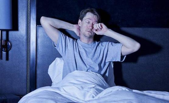 睡不好覺可能是吃錯了東西 富含精制碳水化合物易致失眠