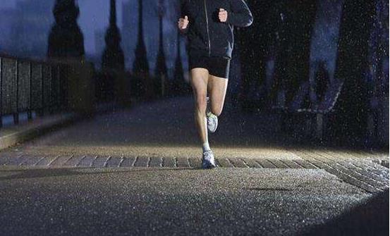 晚上跑步減肥 控制運動強度注意安全