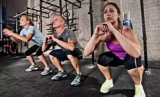 跳躍運(yùn)動(dòng)來減肥 波比跳VS開合跳 