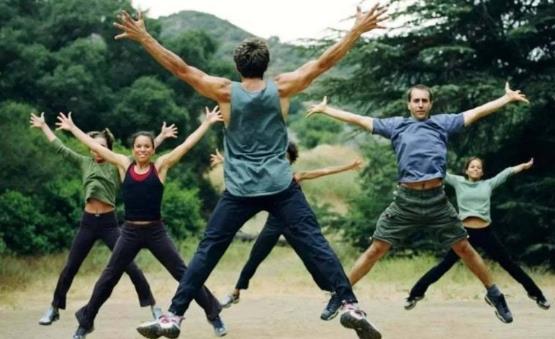 跳躍運(yùn)動(dòng)來減肥 波比跳VS開合跳 