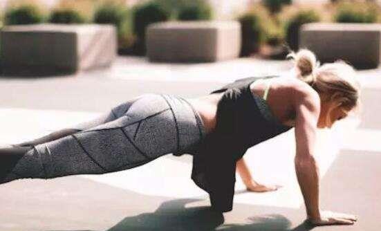 跳躍運(yùn)動(dòng)來減肥 波比跳VS開合跳 