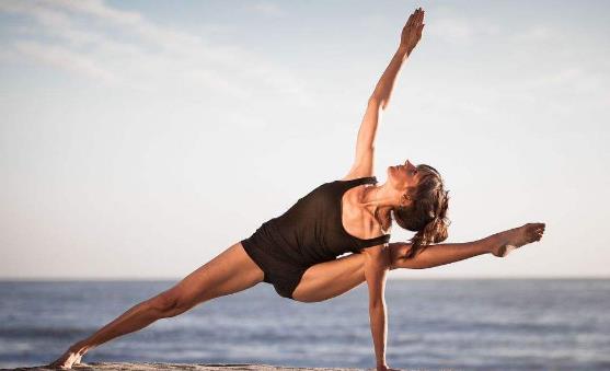 在床上做簡單易行的瘦身操 能在輕松快樂中瘦下來