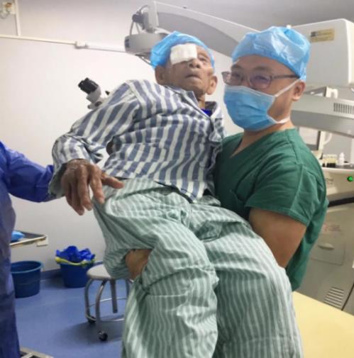 愛爾眼科白內障手術患者年齡相隔一個世紀